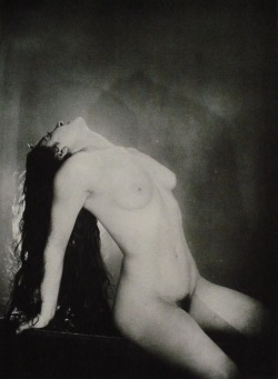 palomamia: Man Ray    Nu renversé 1923   