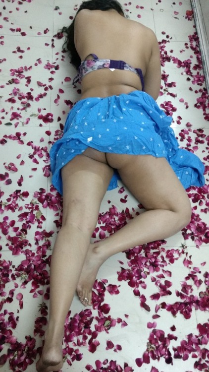 ananyaarjunsblog - Rose give me more pleasure on floor