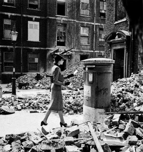 crap-userrname16:“The letter&quot;, photographed in London by Cecil Beaton (1940)