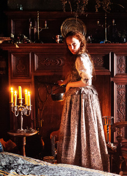 fuckyeahcostumedramas:  Lotte Verbeek in ‘Outlander’ (2014). x 