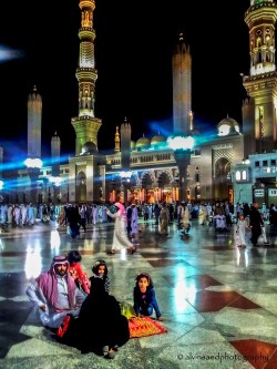 islamic-art-and-quotes:  Family at al-Masjid an-Nabawi