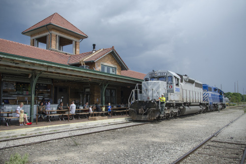 GreatLakes Central—Surprised by a Six-AxleThisis the Great Lakes Central Traverse City Turn running 