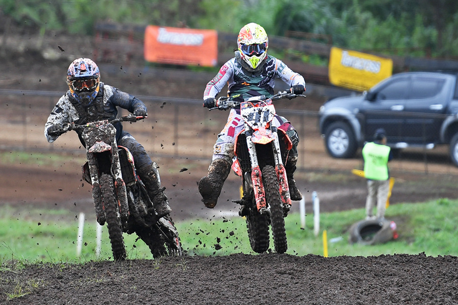 MX1  Acelerando uma moto 1000cc na pista de motocross