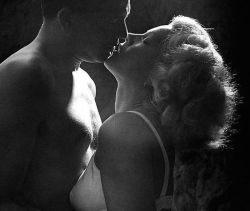  Lana Turner and John Garfield in The Postman Always Rings Twice (1946) 