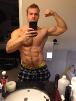 bearmuscleworship:  Bulging biceps