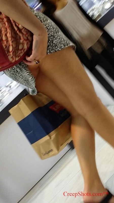 creepshots:  Great timing by @Lovinthatass: 2 creepshots of short skirt ass scratching