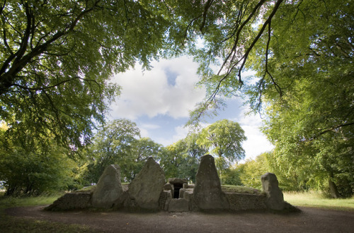 Entrance to Wayland&rsquo;s Smithy (Oxfordshire, England).  This is aNeolithic long barrow and chamb