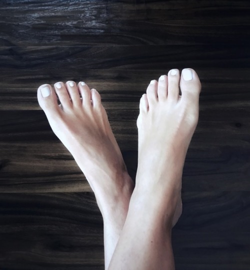 tinyfeetandtoes:  These little toes went to the market. 👣💋
