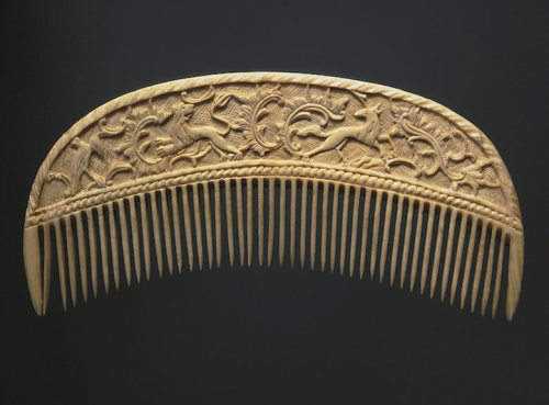prettyskeletons:Russian combs carved from bone, 18th century.