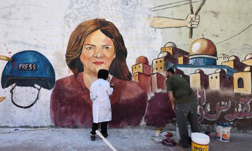 divinum-pacis: Gaza City, Gaza Strip: Palestinian artists paint a mural in honour of the late Al Jaz