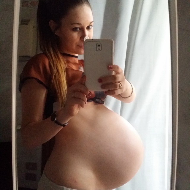 putsomebabiesinme: boobzbabezpregz: Amazing huge preggo belly on this slim teen I’d