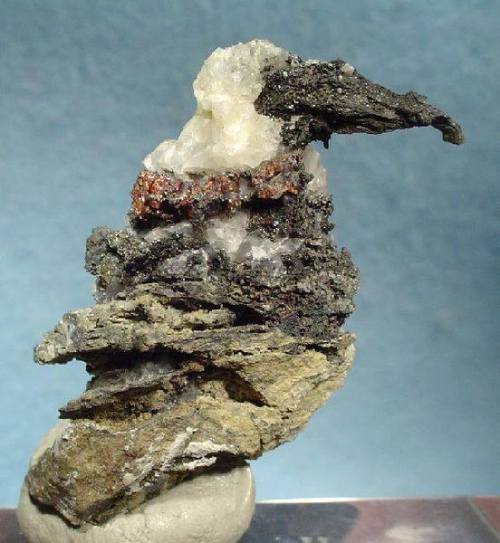 Nature&rsquo;s silver birdA mixture of metal ores have been precipitated in this intriguing shap