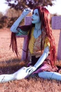 spookyloop:  kandikisu:  This girl right here. She’s actually an amputee, which is why her leg is separated. It’s inspiring, really. You go, girl!  More specifically, this is The Nightmare Before Christmas Sally by ShlachinaPolina but she is not