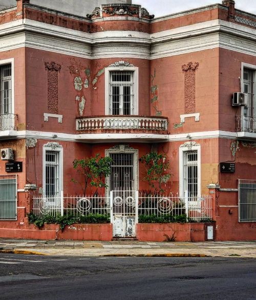 En la esquina de la Avenida Olazábal y la calle Washington, barrio de Belgrano R se encuentra esta m