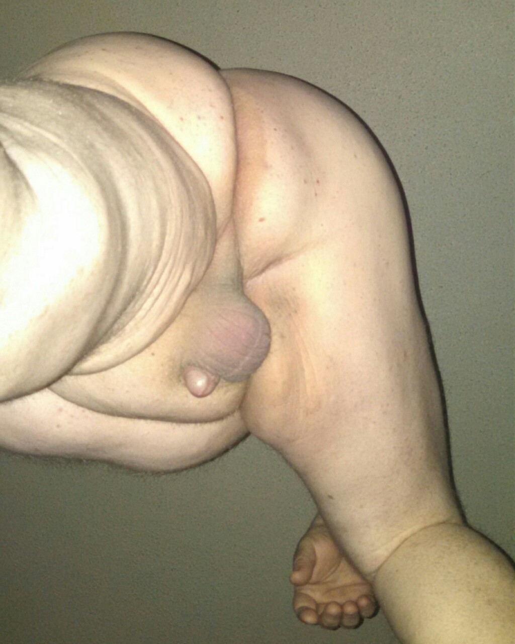 bigdaddy3650:  Out of the shower . reblog if like   Loving those big thighs and ass