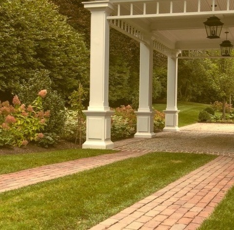 Traditional Landscape - Driveway