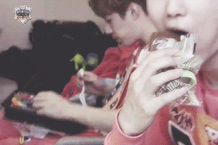 dis-possessed-deactivated201309:  suho eating lunch | idol athletic championship, 130919 