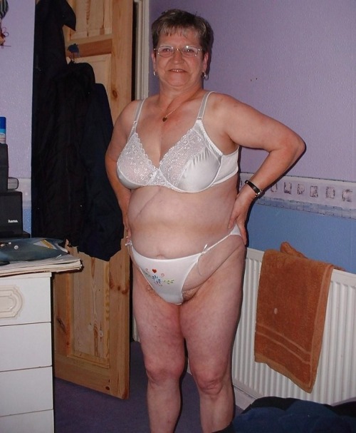 oldnick1: lingeriegrannies: lingeriegrannies.tumblr.com/ Nice pussy and belly hanging out th