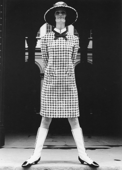Simone is wearing a dress by De Barentzen-Gilles, published in &lsquo;Annabelle&rsquo;, Sept
