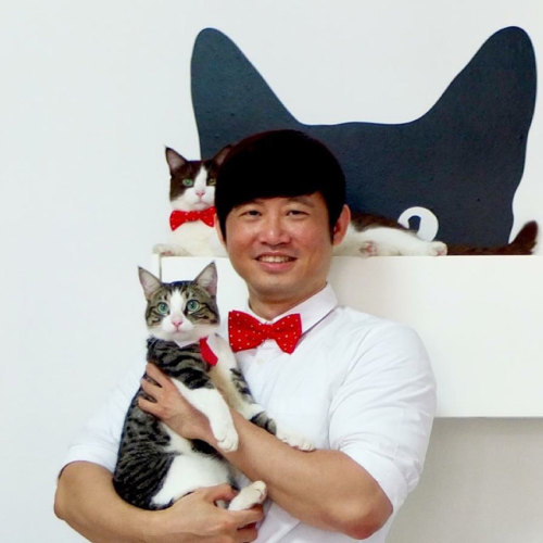 WHAAAAT??? Mr. Yong got a red polka dot bow tie for himself and a red polka dot bow tie and tiny red