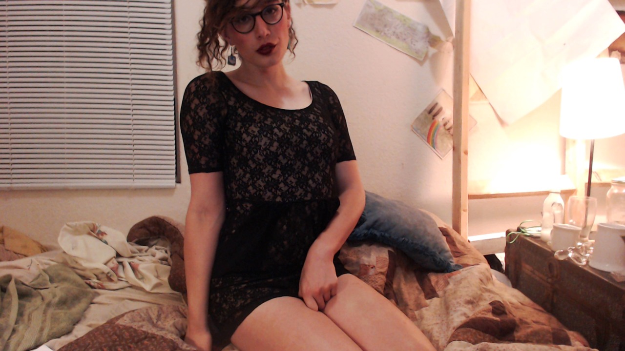 xartemisiax:  lace’dlive @ www.chaturbate.com/xartemisiax  You truly are gorgeous!!