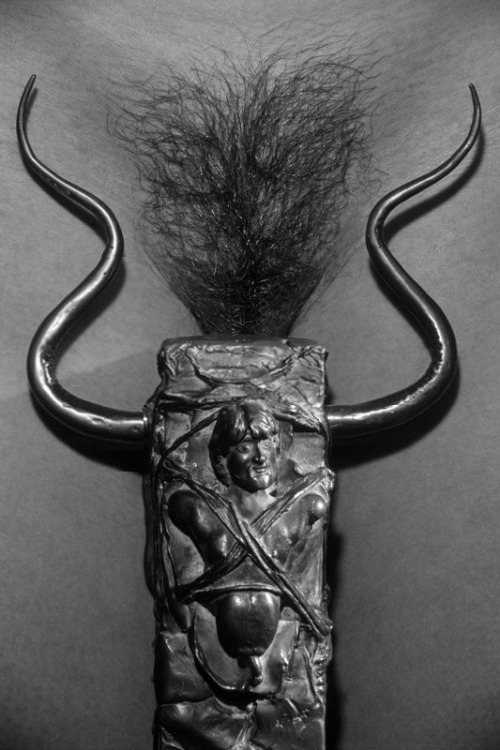 „Ena und die TaurusBronzeSkulptur“ by Rolf W. Hapke 