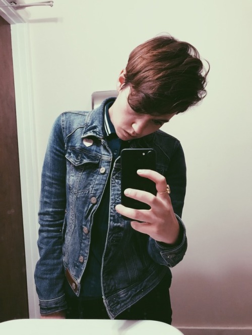 queer-couture:When you know there’s a line for the bathroom but your ‘fit is fresh so yo