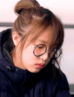 joyuls:  cute glasses yena in iz*one ‘airplane’ recording