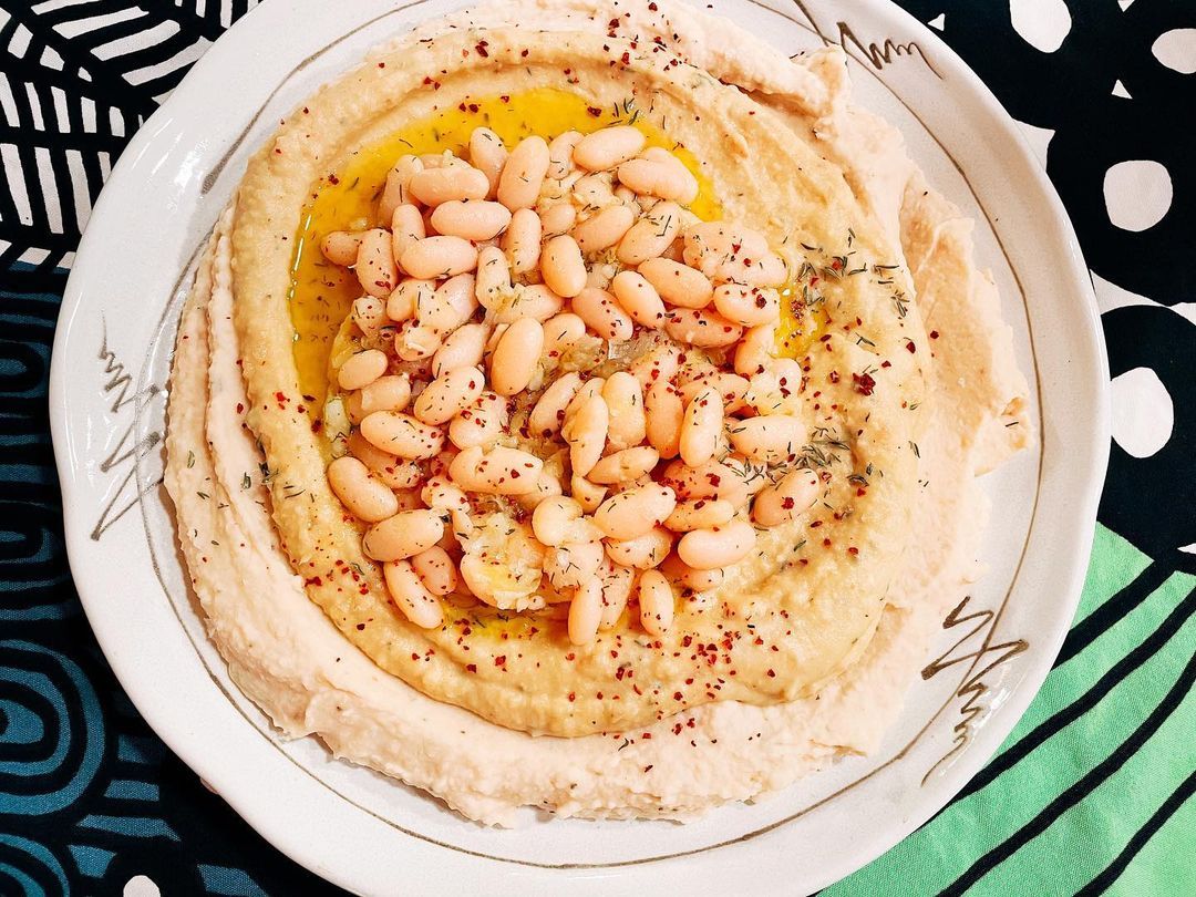 White Bean Mash with Garlic Aioli — This delicious dip shows the magic and flexibility of the bean! And it’s a great addition to any mezze spread! From @ottolenghi @ixta.belfrage Flavour cookbook. 💕
Marcella, a gorgeous heirloom cannellini bean from...