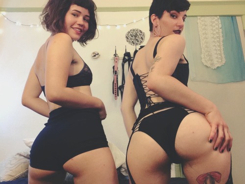 yhivi:  Me n Joey Minx are on KinkLive now adult photos