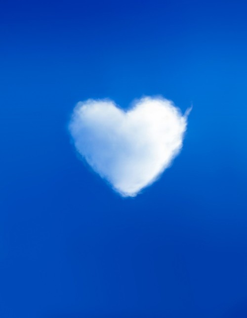Ah Que C'est Beau De Regarder Le Ciel Et De Voir Un Coeur ...l'amour Est Proche. ..mais Avec Qui......