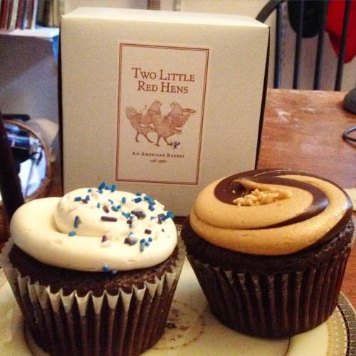 Lunch&rsquo;s fitting finale: two of NYC&rsquo;s best cupcakes (vanilla chocolate and peanut butter)