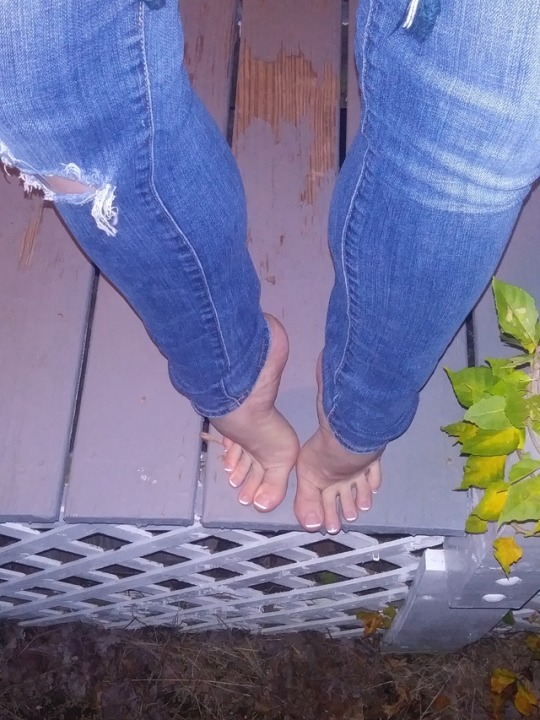 henriquefootlover:  Essas curvas nesses pezinhos me deixam doido