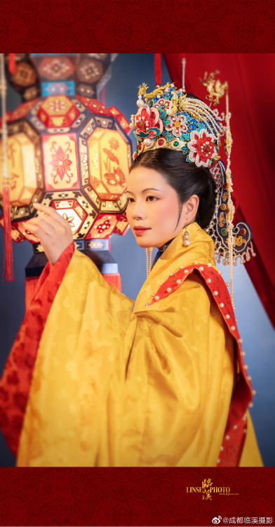 chinesehanfu:Based On Ming Dynasty Empress Renxiaowen Portrait (仁孝文皇后):【Hanfu · 漢服】China