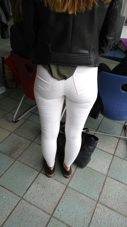 candidprdz:Very hot ass in tight jeans. ;-)