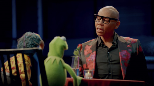 beinggayisreallyexpensive:rootbeergoddess:Gonzo what the fuck?Gonzo interrogating RuPaul over his Wy