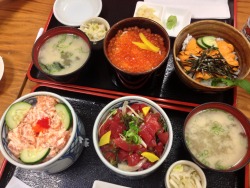 jefumejeboisjebaise:  Ikura and uni don for my mother, creamy salmon and poke for me.  Dinner at Maguro Zanmai.