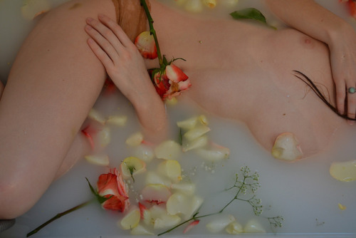 crydaisy: chloe in milk xi on Flickr. the colors in this photo are so perfect I’m pleased with myse