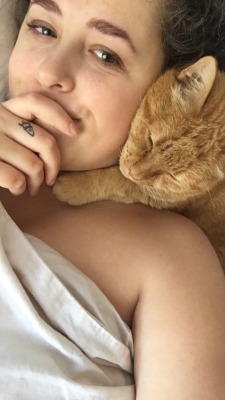 buttshuffles:  kitty cuddles in the morning