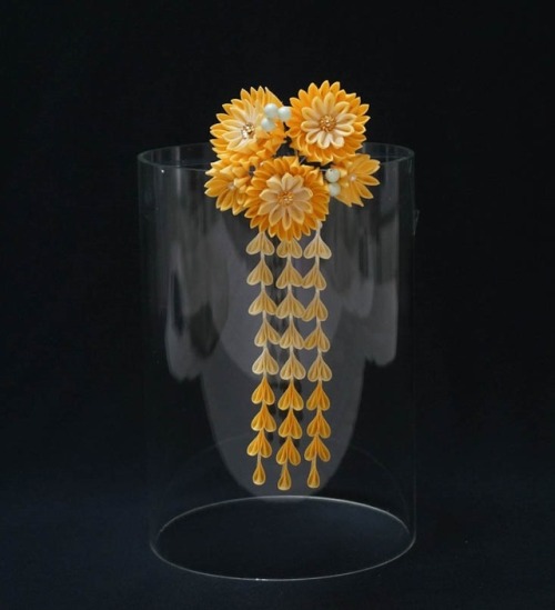 Kiku (chrysanthemum) is a prominent theme for maiko kanzashi in the month of October. This piece is 