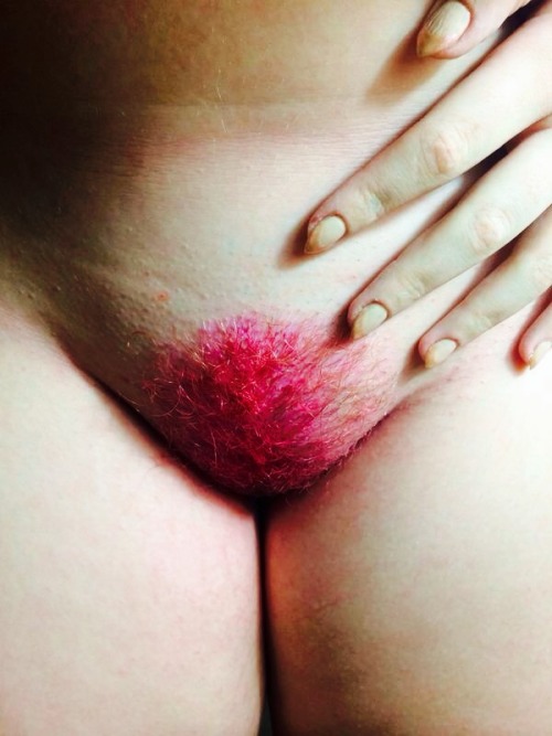 tonic-in-the-rain:  Pretty in pink.  (This adult photos