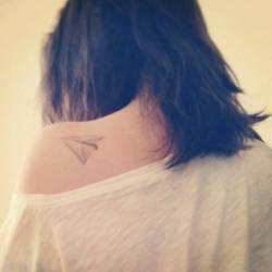 tatuajespequenos:  Tatuaje de un pequeño avión de papel situado en el hombro.