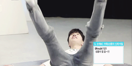 lov-lymj:  Sungjong forming hearts with his lower body parts ;3; 