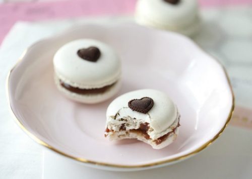 sweetoothgirl: WHITE MACARONS WITH MILK CHOCOLATE FUDGE