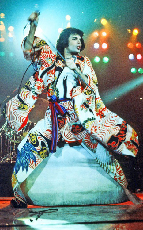 blondebrainpower:Freddie Mercury performing in Japan wearing a Kimono - 1975