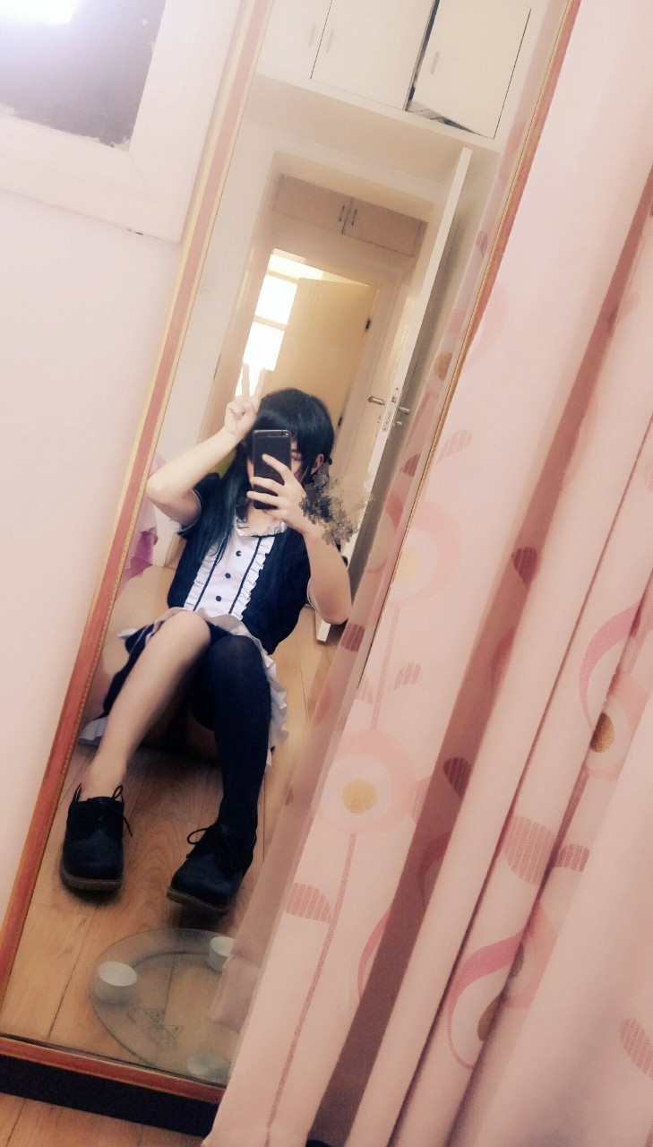 sexywetcock: instantlystrangestarlight:  女仆装露屌给主人看  Hott 