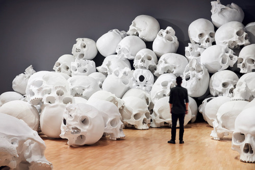 contemporary-art-blog:Ron Mueck, 100 sculpted skulls, The national gallery of Victoria, Australia