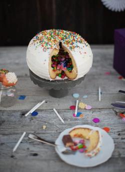 confectionerybliss:  DIY Pinata Cake    