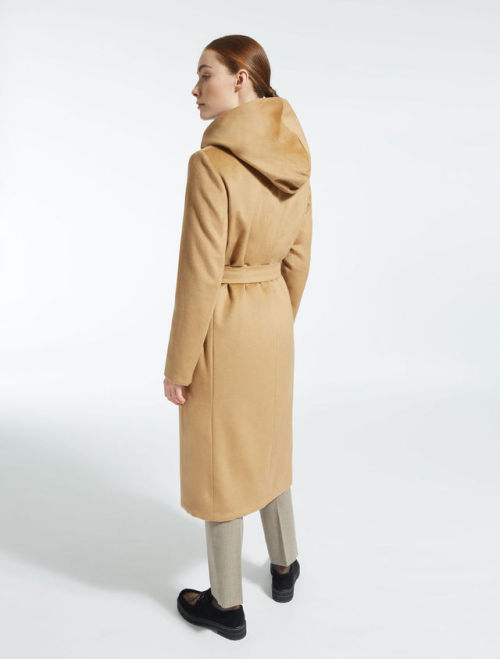 https://gb.weekendmaxmara.com/p-we5496047306022-ofride-camelPure wool coat with silk and wool paddin