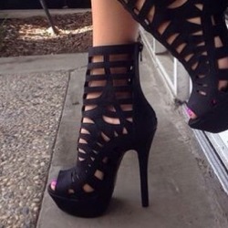 sexyshoesblog:  Sexy heels and shoes! Do you like this? Pls visit http://www.sexy-shoes.luxlr.com for more.